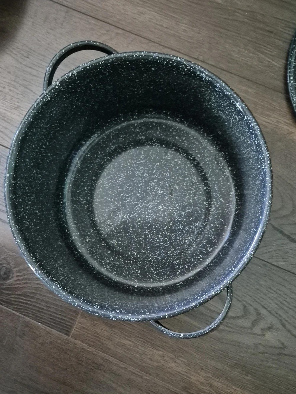 Pair Of Enamelware Vintage Pots With Lids. Nice Condition.